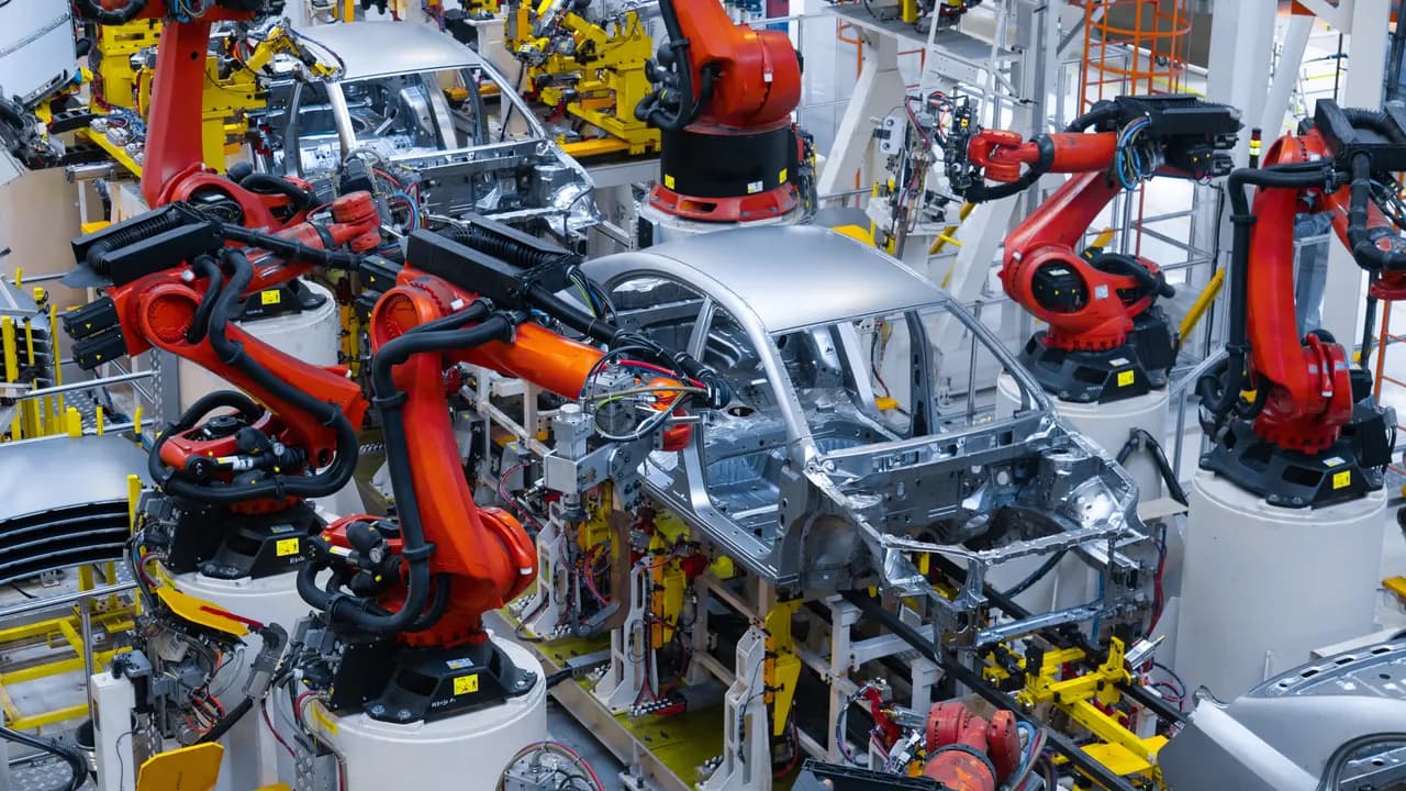 Moderne Automobilproduktion mit Industrierobotern – Symbolbild für Outplacement in der Automobilbranche
